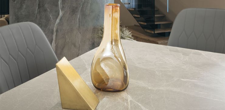 Jarrón Decorativo Triangular Cristal Zirconia Ambar Chico