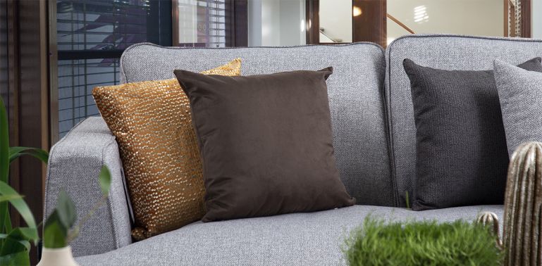 salas color sofa color chocolate cojines